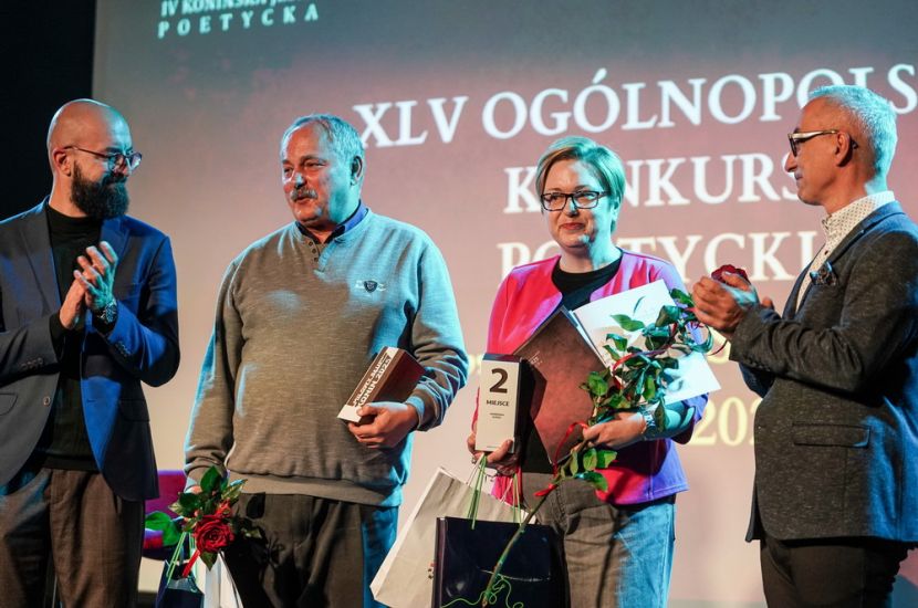 Święto poezji w Koninie. Na zdjęciu widać od lewej: dyrektora MBP Damiana Kruczkowskiego, dwoje laureatów oraz z prawej z-cę prezydenta Witolda Nowaka.