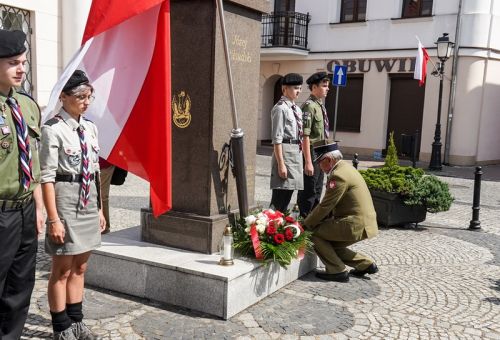 Msza św. i składanie kwiatów pod pomnikiem Marszałka Józefa Piłsudskiego