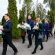 Dzieciom – których życie zgasło zanim przyszły na świat. Na zdjęciu widać kondukt żałobny idący za białą urna niesioną przez pracownika zakładu pogrzebowego