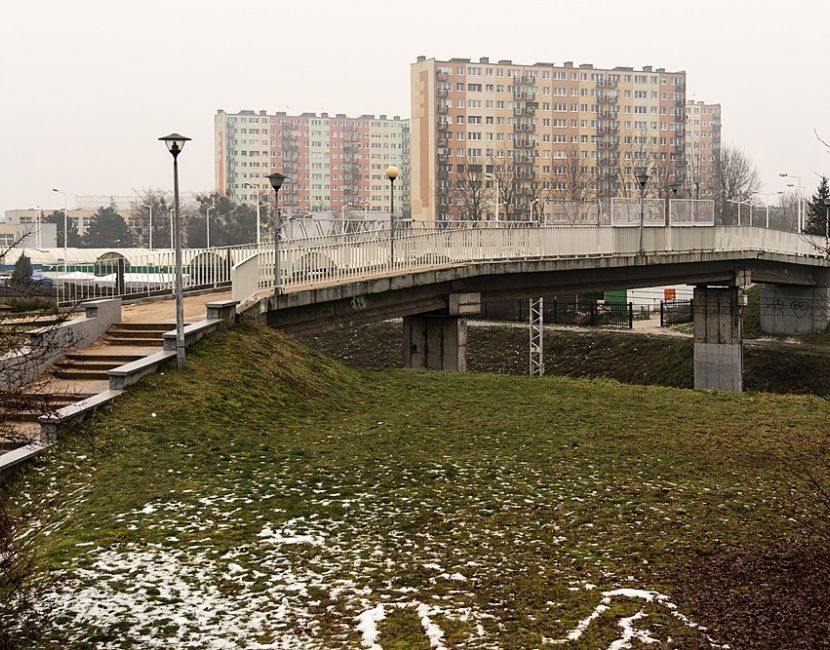 Od 24 marca remont kładki przy targowisku. Na zdjęciu widać kładkę na tle wieżowców na Zatorzu.