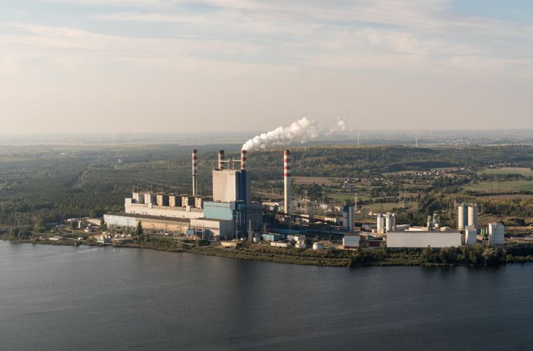 Konin w grze o atom. Na zdjęciu widać z lotu ptaka elektrownię Pątnów od strony jeziora.