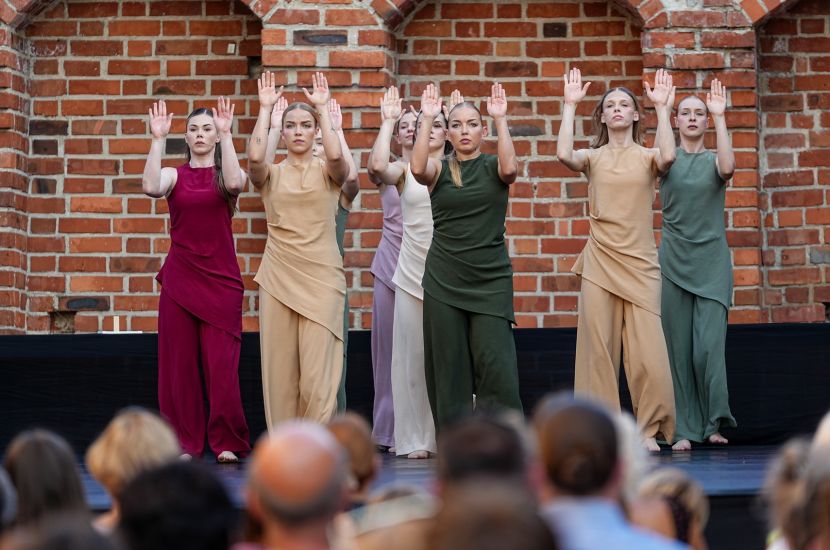 Na zdjęciu widzimy Koniński Teatr Tańca podczas spektaklu Wiersz na śmierć