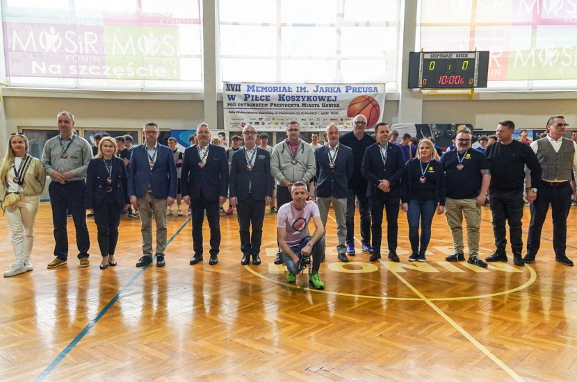Zdjęcie przedstawia koszykarzy uczestników XVII Memoriału Jarka Preusa