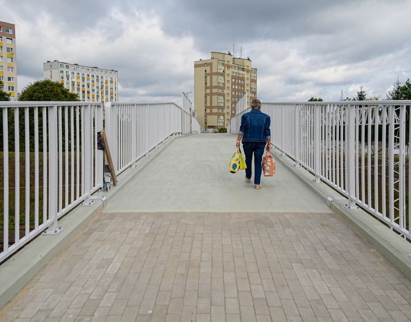 Kładka na V Osiedlu już służy mieszkańcom