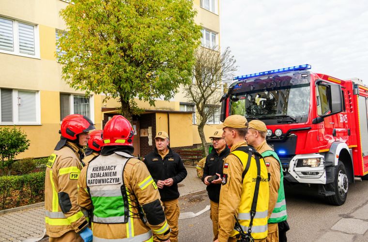 Na zdjęciu widzimy grupę strażaków podczas  ćwiczeń z zakresu zarządzania kryzysowego