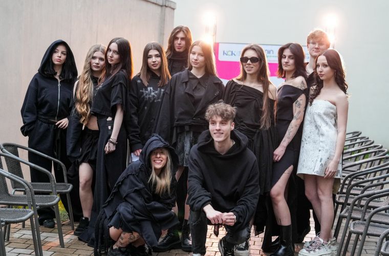 Zdjęcie przedstawia modelki i modeli podczas ) konińskiego festiwalu mody