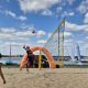 Na zdjęciu widzimy parę podczas meczu piłki siatkowej na plaży