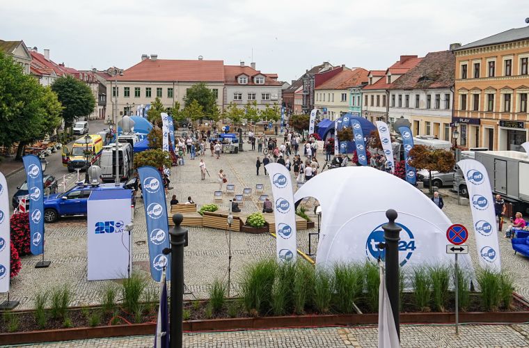Na zdjęciu widzimy studio oraz namioty TVN 24 na Placu Wolności w Koninie