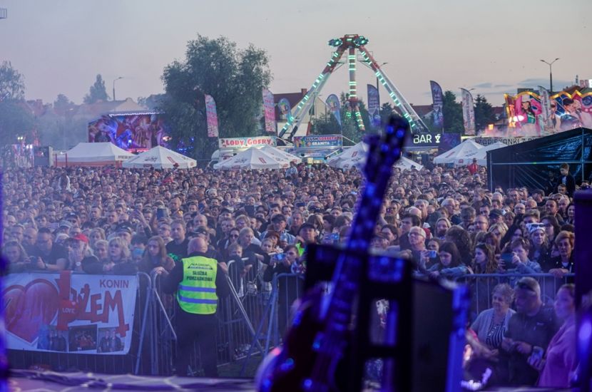 Kto zagra na Dniach Konina 2026? Na zdjęciu widać tłum ludzi śpiewających przed sceną podczas koncertu gwiazdy.