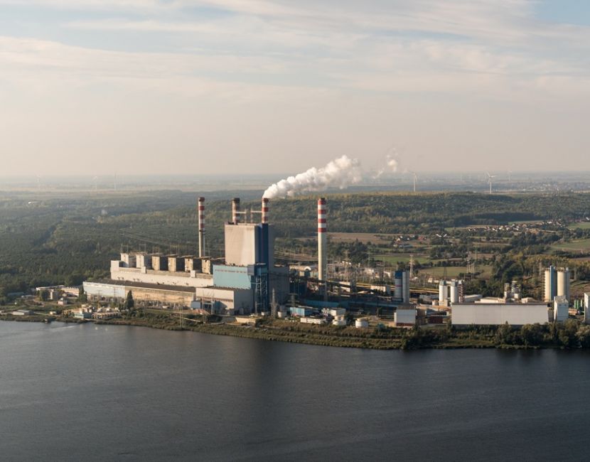 Konin w grze o atom. Na zdjęciu widać z lotu ptaka elektrownię Pątnów od strony jeziora.