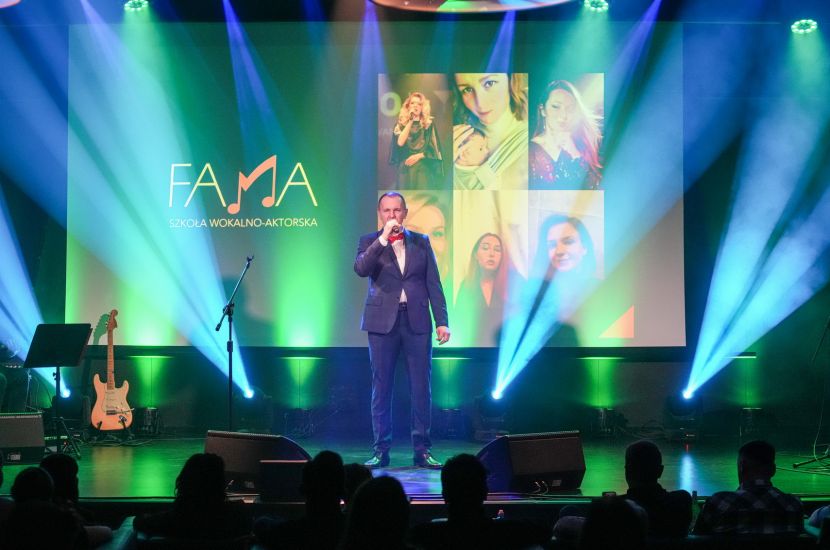 Zdjęcie przedstawia koncert Szkoły Wokalno-Aktorskiej FAMA