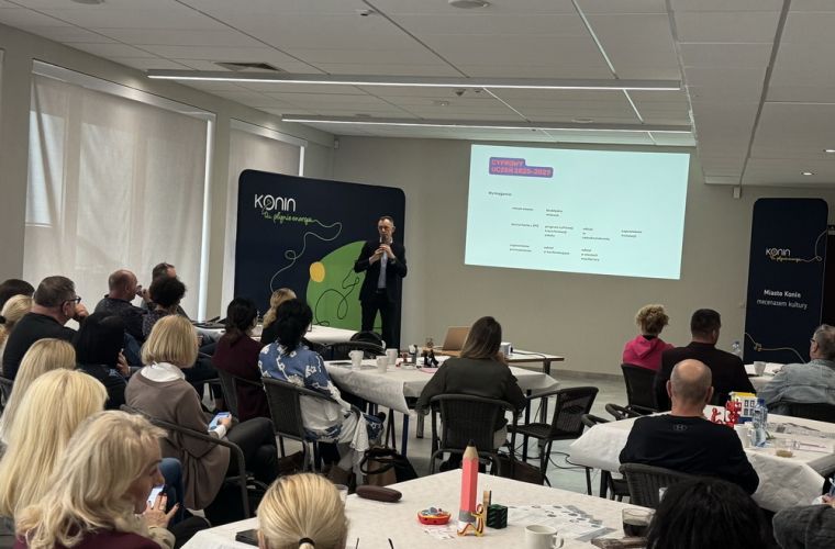 Konin stawia na nowoczesną edukację. Na zdjęciu widać uczestników przysłuchujących się wykładowcy.