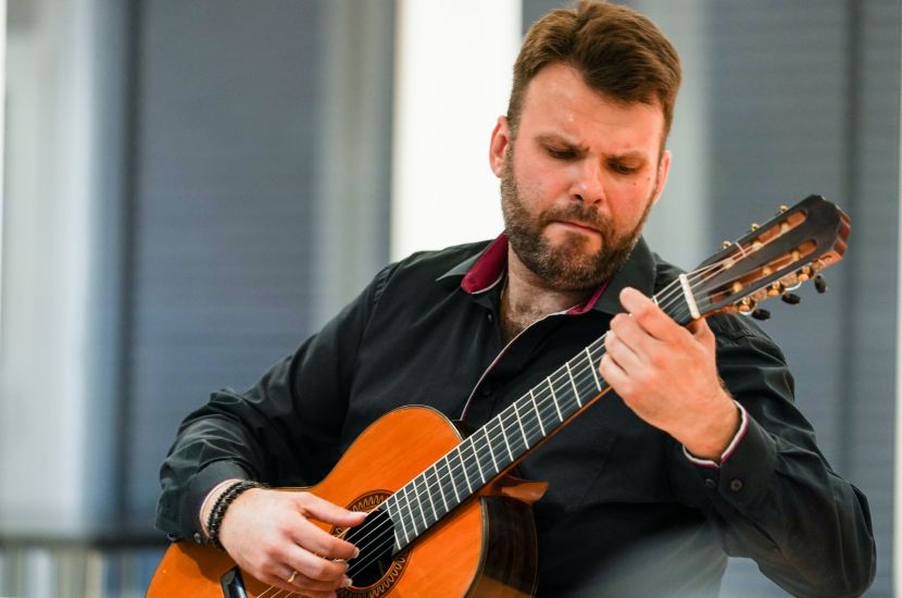Link do artykułu - Łukasz Kuropaczewski zagrał w ratuszu