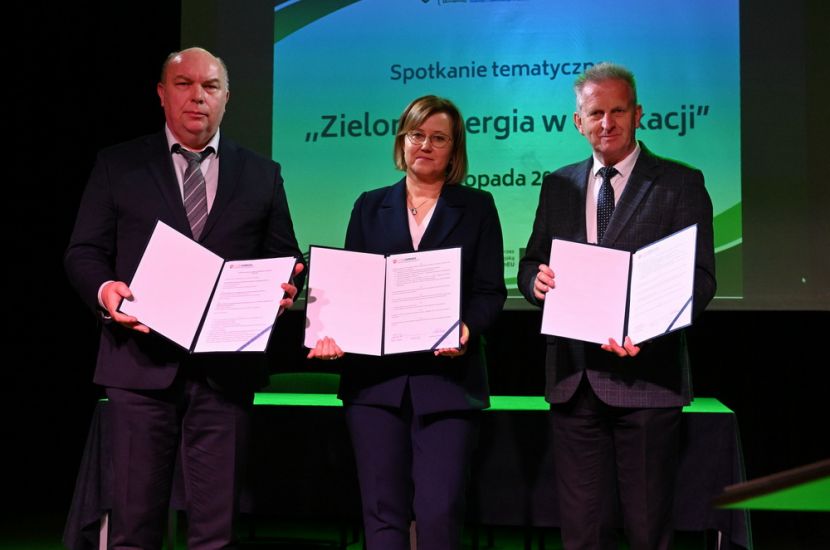 Zielona energia w edukacji. Na zdjęciu widać partnerów umowy trójstronnej o współpracy prezentujących podpisane egzemplarze.