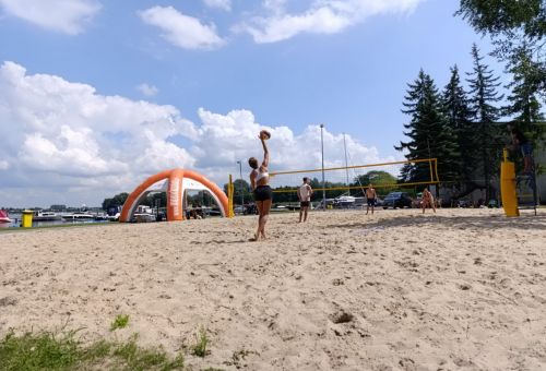 Galeria zdjęć do artykułu - Pierwszy turniej siatkówki plażowej o Puchar Prezydenta Konina Piotra Korytkowskiego