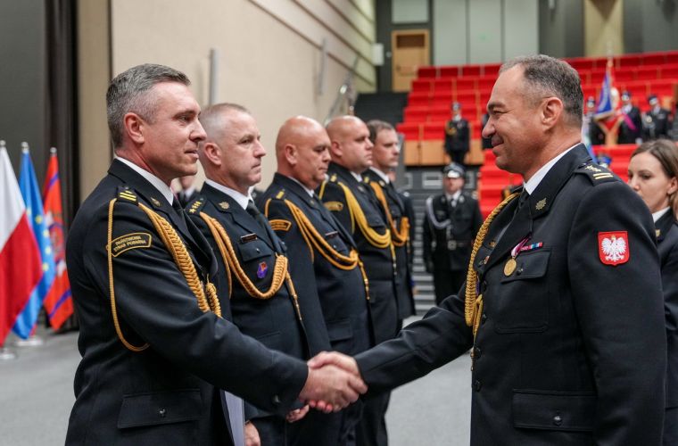 Na zdjęciu widać strażaków podczas wręczania medali z okazji  Dnia Strażaka