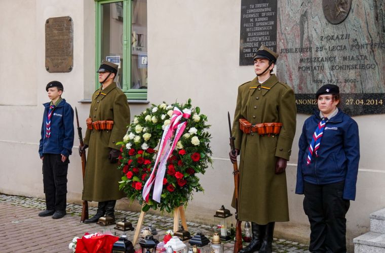 Na zdjęciu widzimy akcję  „Zapal znicz pamięci” w Koninie