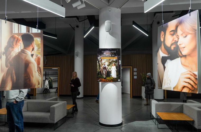 Fotograficy w Oskardzie. Na zdjęciu widać wielkoformatowe zdjęcia w holu Oskardu.