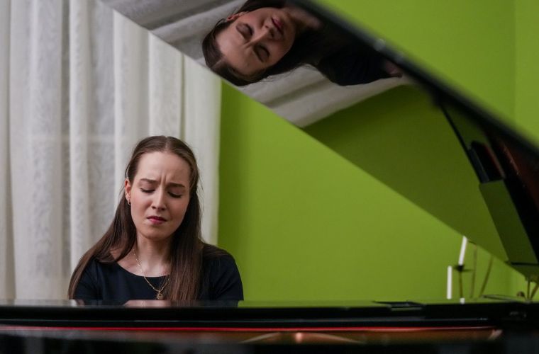 Zdjęcie przestawia Zuzannę Sejbuk grającą repretuar chopinowski