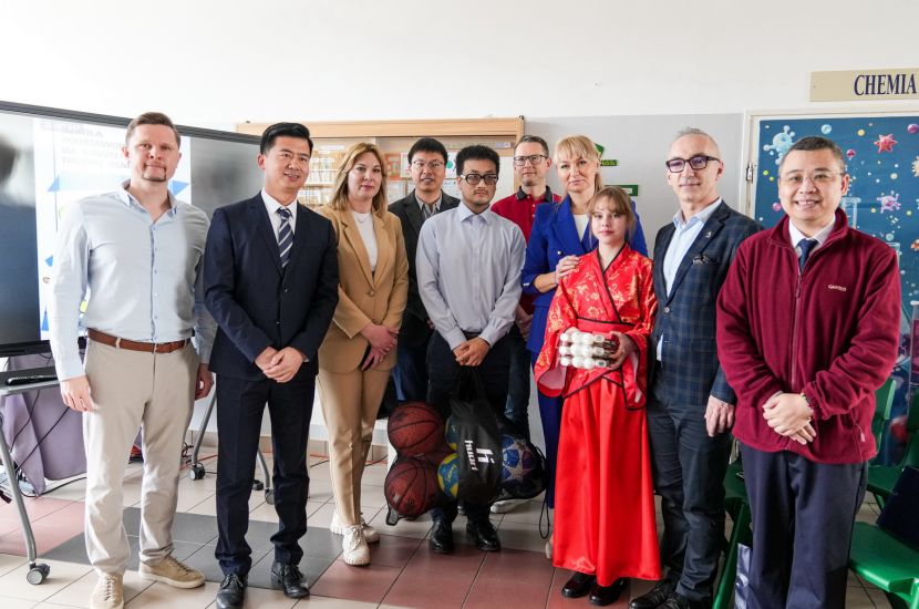 Na zdjęciu widać przedstawicieli firmy JS Energy Europe podczas wizyty w Szkole Podstawowej nr 3 w Koninie