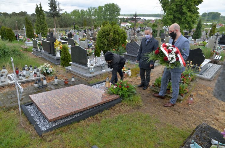 Link do artykułu - Urodzinowe kwiaty dla Mieczysława Bekkera