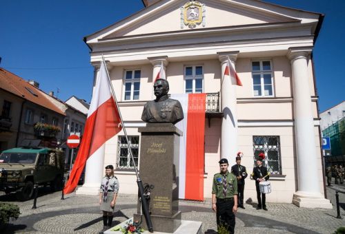 Msza św. i złożenie kwiatów pod pomnikiem Józefa Piłsudskiego
