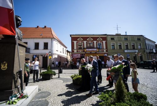 Msza św. i złożenie kwiatów pod pomnikiem Józefa Piłsudskiego