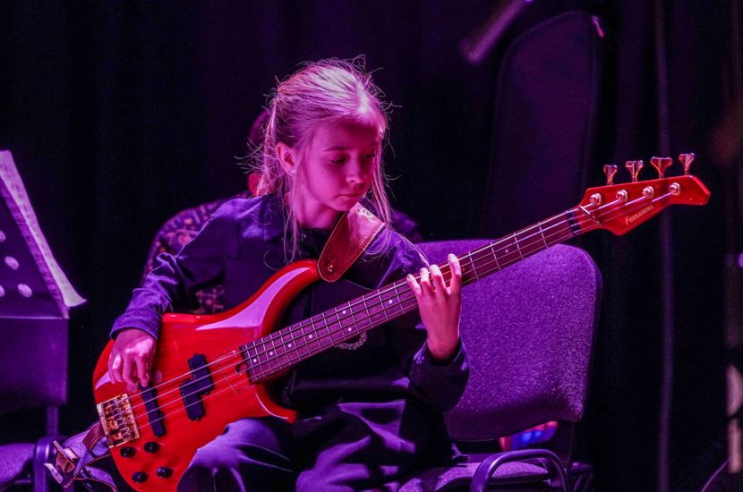 Śnieżny „Jesienny powiew jazzu”. Na zdjęciu jest dziewczynka grająca na gitarze.