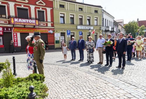 Msza św. i składanie kwiatów pod pomnikiem Marszałka Józefa Piłsudskiego