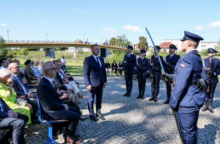 "Przez trudy do gwiazd!" Na zdjęciu dowódca drużyny musztry paradnej składa meldunek prezydentowi Konina Piotrowi Korytkowskiemu.