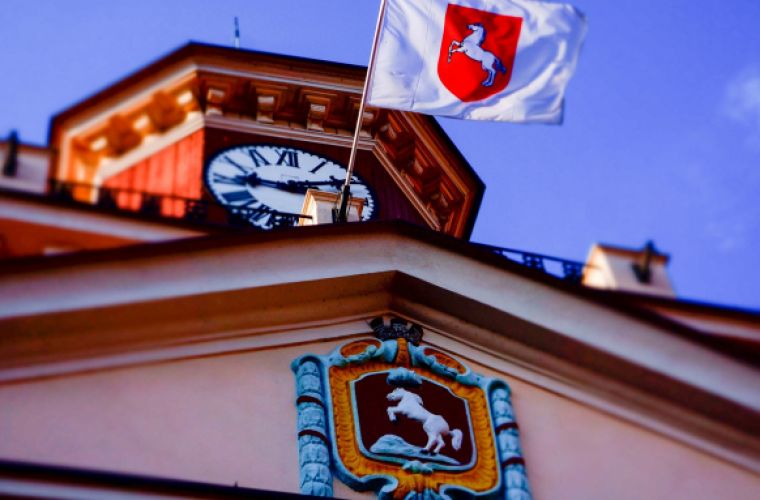 Trwa nabór wniosków o stypendia w dziedzinie kultury. Na zdjęciu widać wieżę ratusza z powiewającą flagą miasta.