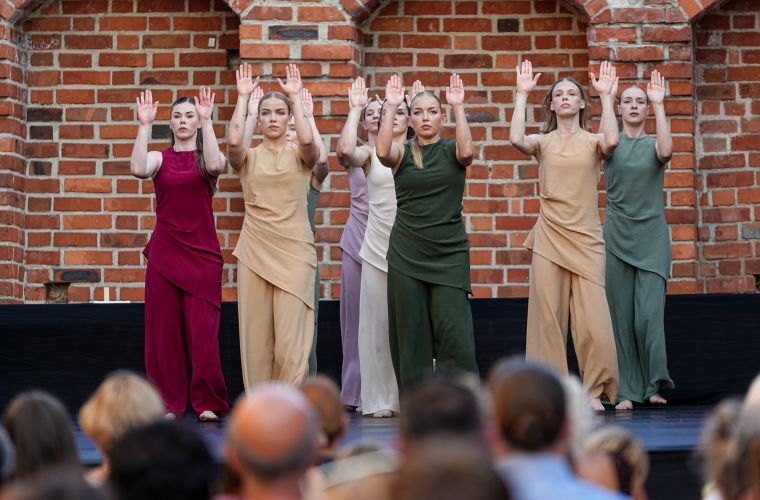 Na zdjęciu widzimy Koniński Teatr Tańca podczas spektaklu Wiersz na śmierć