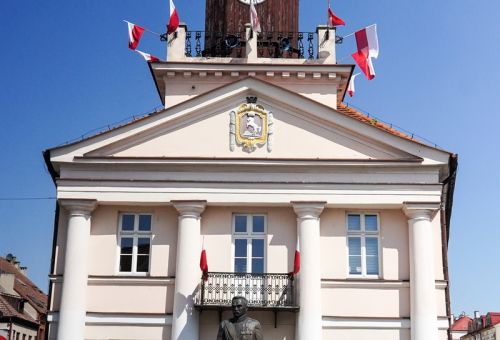 Msza św. i składanie kwiatów pod pomnikiem Marszałka Józefa Piłsudskiego