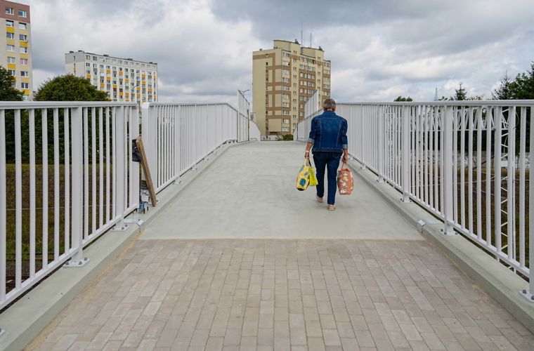 Kładka na V Osiedlu już służy mieszkańcom