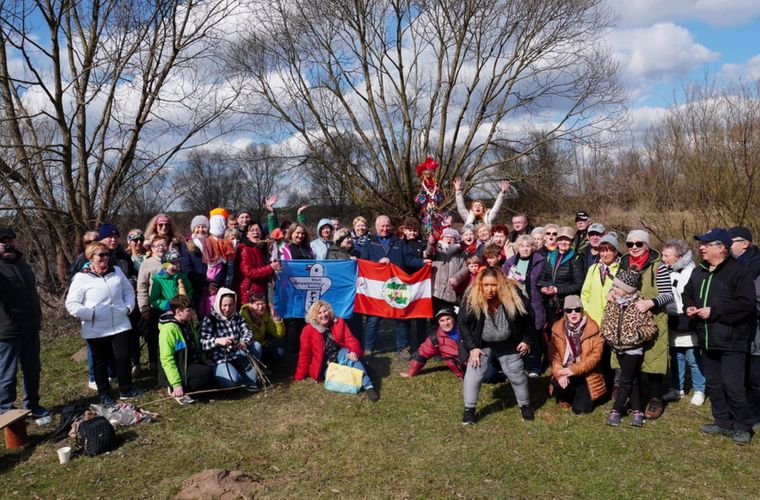 Zdjęcie przedstawia uczestników rajdu PTTK na powitanie wiosny