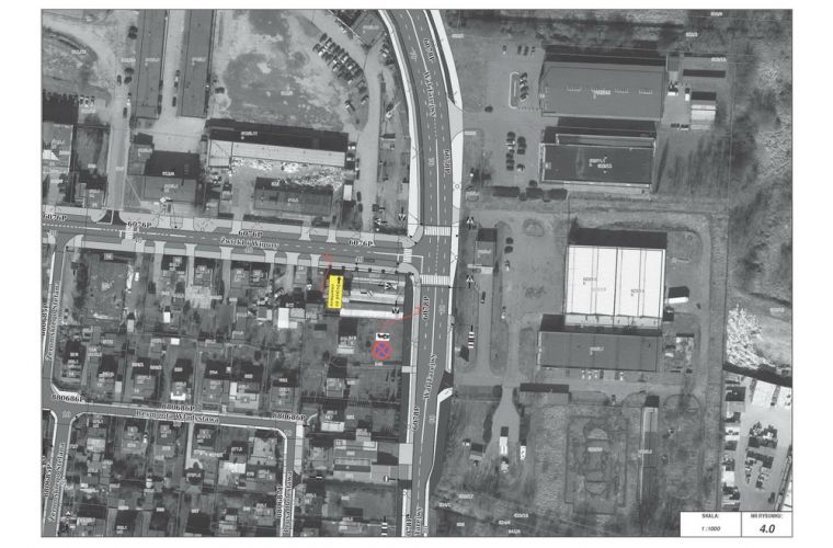 Organizacja ruchu wokół cmentarzy. Zdjęcie lotnicze, czarno-białe z wyznaczonymi objazdami.