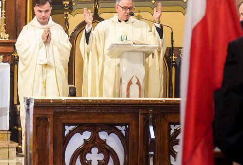 Msza św. i składanie kwiatów pod pomnikiem Marszałka Józefa Piłsudskiego