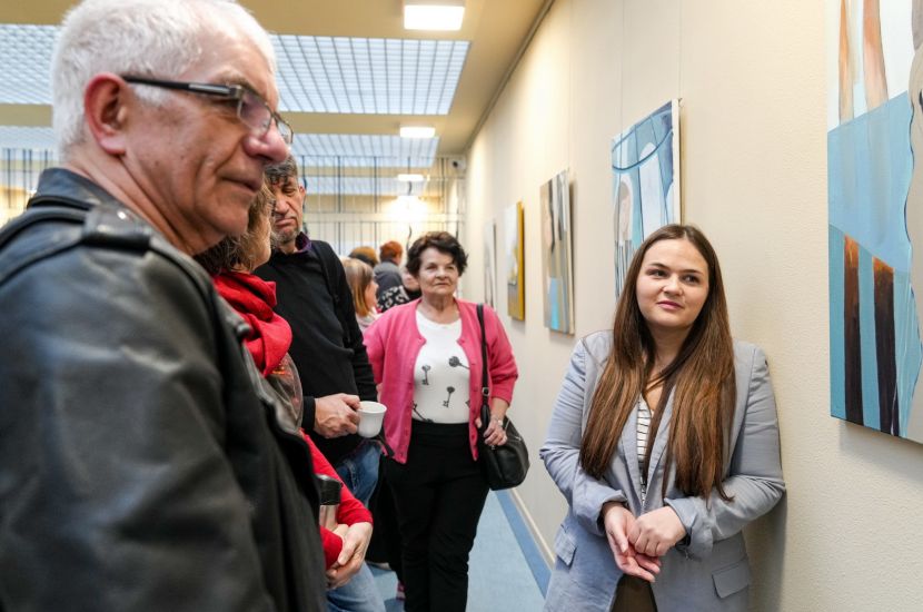 Na zdjęciu widać autorkę wystawy „Gdzie ukrywa się nasza tożsamość” Paulinę Tarczewską