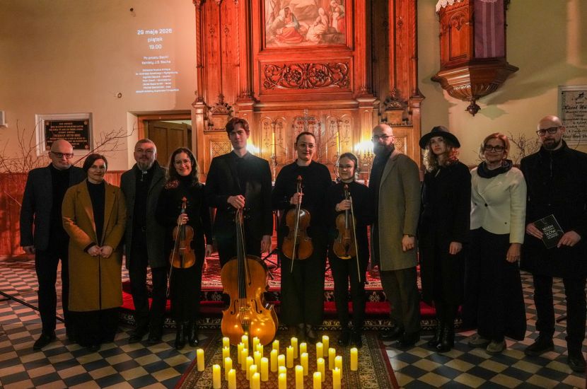 Zdjęcie przedstawia artystów koncertu „Siedem ostatnich słów Chrystusa na krzyżu” Josepha Haydna w ramach cyklu Muzyka w Ewangelickim