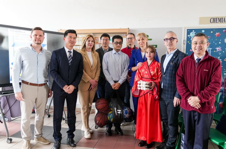 Na zdjęciu widać przedstawicieli firmy JS Energy Europe podczas wizyty w Szkole Podstawowej nr 3 w Koninie