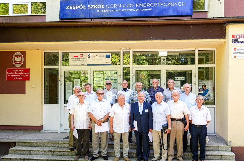Na zdjęciu widzimy grupę mężczyzn, którzy 60 lat temu zdawali mature w murach Zespołu Szkół Górniczo-Energetycznych im. Stanisława Staszica