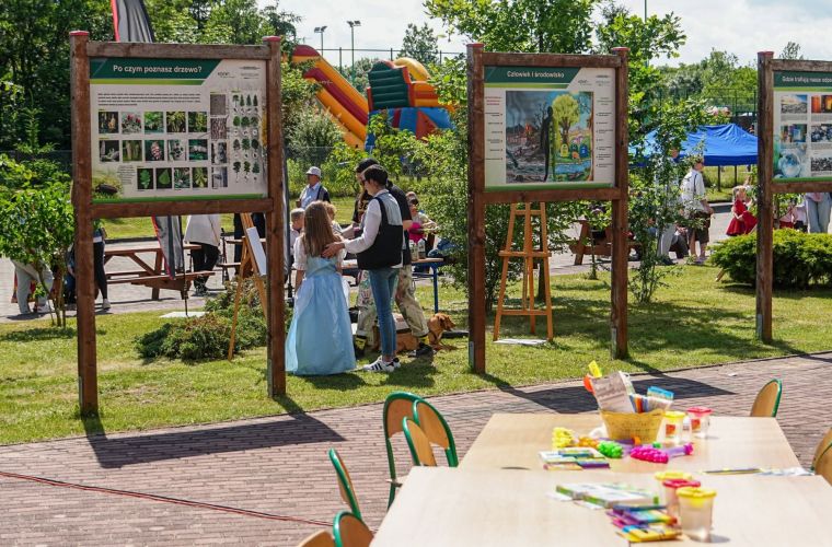 Na zdjęciu widzimy stolik do rysowania tablice informacyjne podczas Dnia Gosławic
