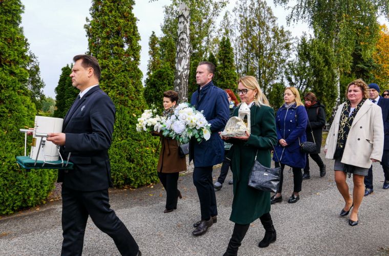 Dzieciom – których życie zgasło zanim przyszły na świat. Na zdjęciu widać kondukt żałobny idący za białą urna niesioną przez pracownika zakładu pogrzebowego