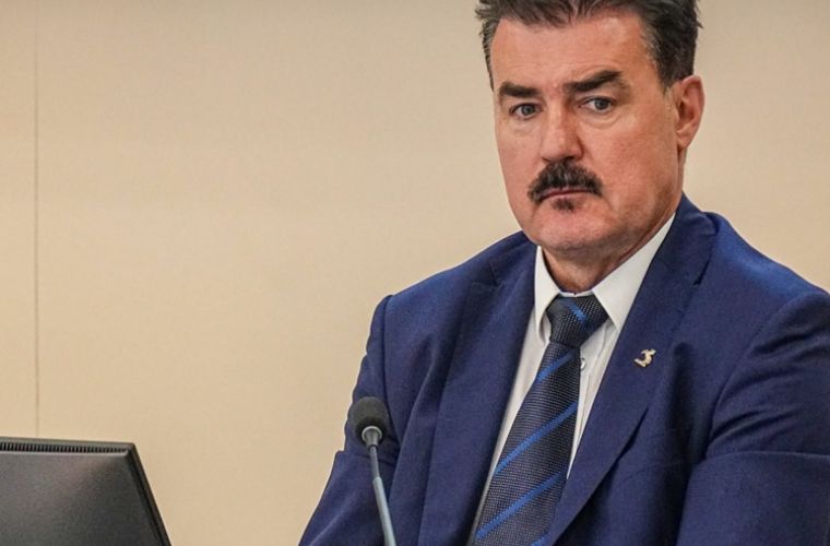 Pożegnanie przewodniczącego Wiesława Steinke z Radą Miasta Konina. Na zdjęciu widoczny jest Wiesław Steinke siedzący podczas sesji przy stole obrad w ratuszu.