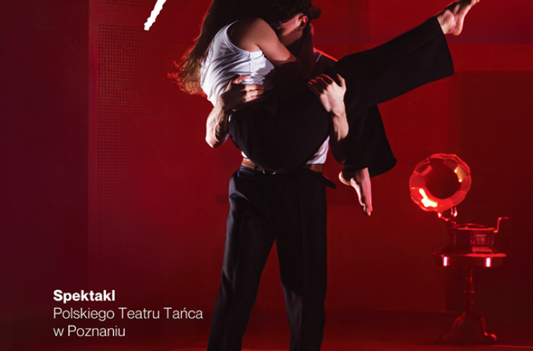 „Droga Olu!” – wyjątkowy spektakl Polskiego Teatru Tańca na Święto Niepodległości w Koninie. Na czerwonym tle z białymi napisami w środku jest para, ubrana na ciemno. Mężczyzna trzyma przytuloną kobietę na rękach.