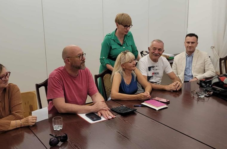 Nieoficjalne wyniki Konińskiego Budżetu Obywatelskiego 2025. Na zdjęciu widać członków Miejskiej Komisji Wyborczej.