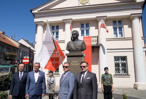 Msza św. i złożenie kwiatów pod pomnikiem Józefa Piłsudskiego