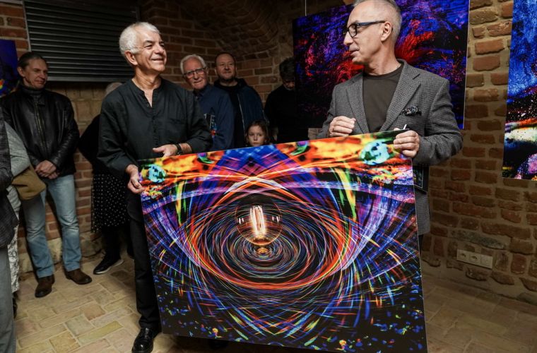 "Konfestaberie" Tadeusza Topolskiego. Na zdjęciu autor prac przekazuje swoją pracę z-cy prezydenta Witoldowi Nowakowi.