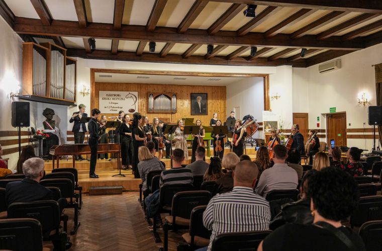Zdjęcie przedstawia publiczność podczas koncertu muzyki dawnej w Państwowej Szkole Muzycznej