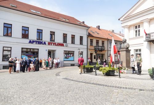 Msza św. i składanie kwiatów pod pomnikiem Marszałka Józefa Piłsudskiego